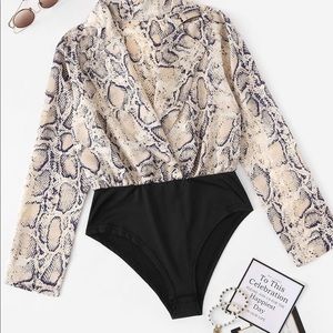 ‫Snake Print Notched Neck Bodysuit